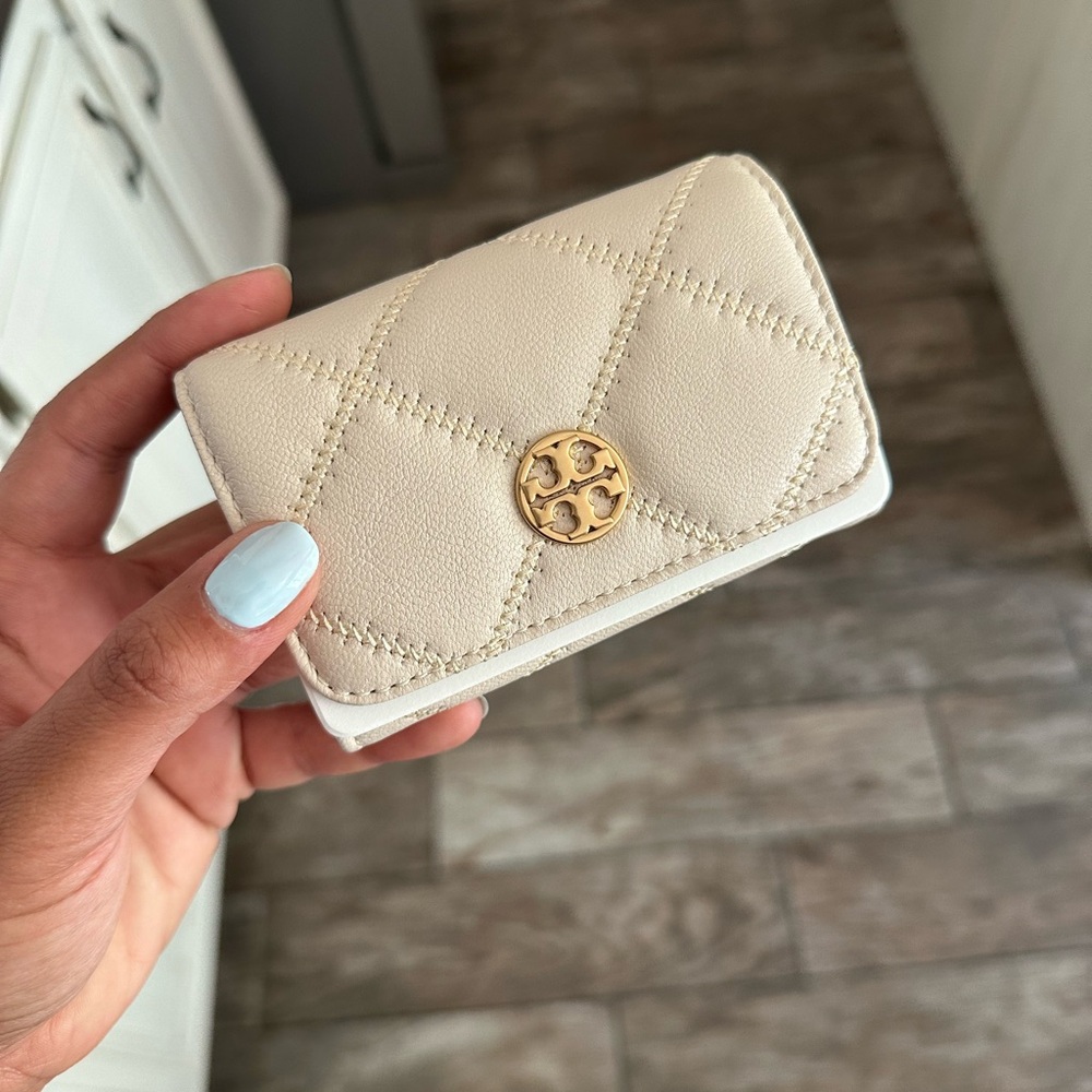 New Tory Burch Willa card case brie color /cream - Picture 6 of 6